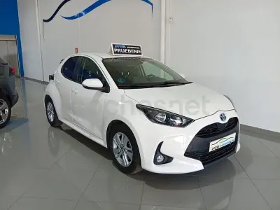 Usado Toyota Yaris Hybrid Active 116 CV (85 kW) 2022 Blanco Berlina