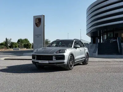Usado Porsche Cayenne 470 CV (345 kW) 2025 Gris / plata SUV