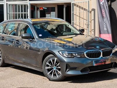 Gris / plata Usado 2021 BMW 330e Comfort Edition Familiar | 23.999 € (Buen precio)