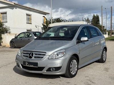 Usado Mercedes B180 122 CV (89 kW) 2011 Gris / plata Monovolumen