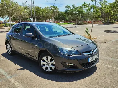 Usado Opel Astra Selective 110 CV (80 kW) 2015 Gris / plata Berlina