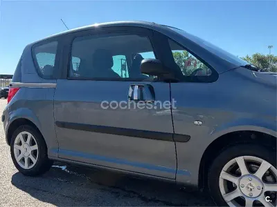 Usado Peugeot 1007 75 CV (55 kW) 2006 Gris / plata Monovolumen
