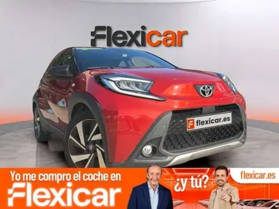 Usado Toyota Aygo X-play 69 CV (50 kW) 2022 Rojo Utilitario