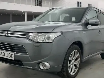 Usado Mitsubishi Outlander P-HEV 203 CV (149 kW) 2015 Gris / plata SUV