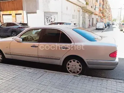 Usado Mercedes E280 Elegance 193 CV (141 kW) 1998 Gris / plata Berlina