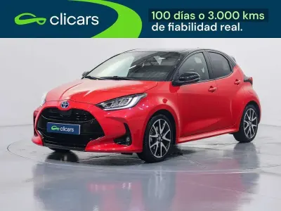 Usado Toyota Yaris Hybrid Plus 75 CV (55 kW) 2021 Rojo Berlina