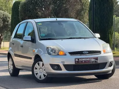 Usado Ford Fiesta Ghia 80 CV (58 kW) 2006 Gris Berlina