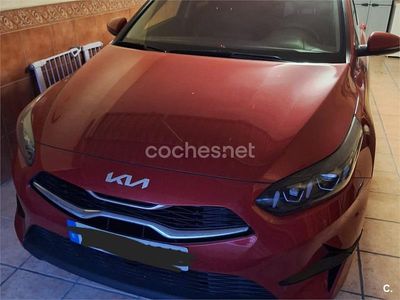 Käytetty Kia Ceed 100 HP (73 kW) 2022 Punainen Viistoperä