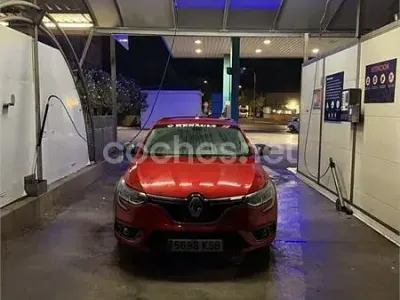 Usado Renault Mégane IV LIMITED 140 CV (102 kW) 2018 Rojo Berlina