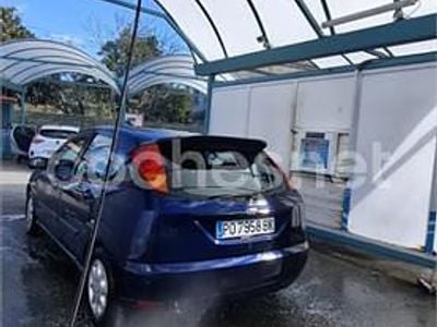 Usado Ford Focus Ambiente 100 CV (73 kW) 1999 Azul Berlina