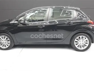 Usado Peugeot 208 Signature Sky 82 CV (60 kW) 2019 Negro Utilitario