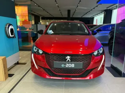 Novo Peugeot e-208 Allure 100 kW (136 HP) 2025 Vermelho Citadino