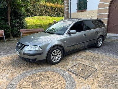 Usado VW Passat Comfortline 130 CV (95 kW) 2002 Gris / plata Familiar