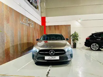Usado Mercedes A180 116 CV (85 kW) 2019 Gris / plata Berlina