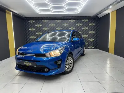 Usado Kia Rio 100 CV (73 kW) 2022 Azul Berlina
