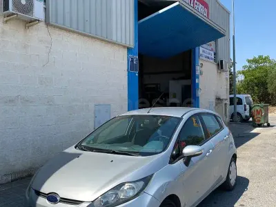 Usado Ford Fiesta Trend 82 CV (60 kW) 2009 Gris / plata Berlina