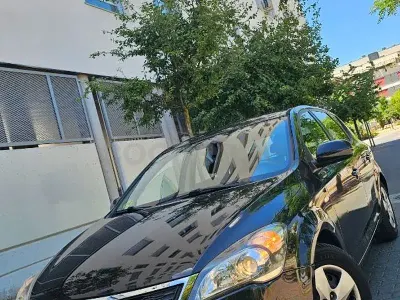 Usado Kia Ceed 115 CV (84 kW) 2011 Negro Utilitario