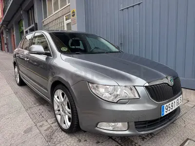 Usado Skoda Superb Elegance 170 CV (125 kW) 2009 Gris / plata Berlina