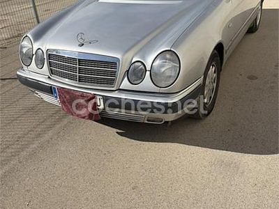 Usado Mercedes E300 136 CV (100 kW) 1996 Gris / plata Familiar