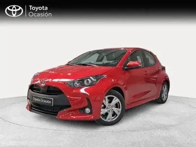 Begagnad Toyota Yaris Hybrid Active 116 HK (85 kW) 2025 Röd Sedan