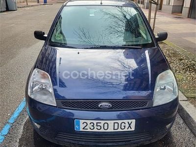 Usado Ford Fiesta 70 CV (51 kW) 2005 Azul Utilitario