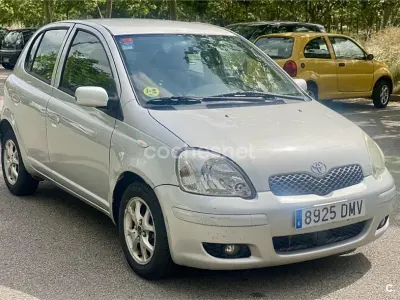 Usado Toyota Yaris Sol 87 CV (63 kW) 2005 Gris / plata Berlina