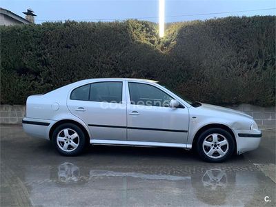 Usado Skoda Octavia Elegance 110 CV (80 kW) 2001 Gris / plata Berlina