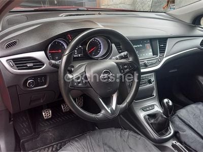 Używany Opel Astra Selective 125 KM (91 kW) 2017 Czerwony Sedan/Limuzyna