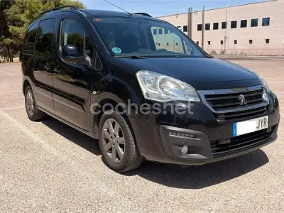 Usado Peugeot Partner Tepee Active 100 CV (73 kW) 2016 Negro Monovolumen