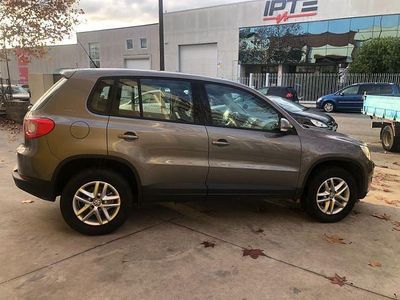 Usado VW Tiguan Advance 122 CV (89 kW) 2011 Gris SUV