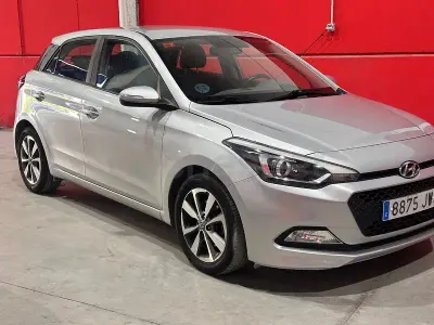 Usado Hyundai i20 90 CV (66 kW) 2017 Gris / plata Berlina