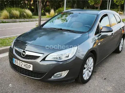Usado Opel Astra Cosmo ST 140 CV (102 kW) 2011 Gris / plata Familiar