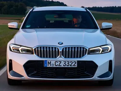 Używany BMW 330e Comfort Edition 292 KM (214 kW) 2025 Biały Kombi