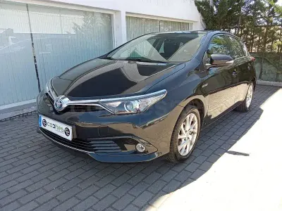 Usado Toyota Auris Hybrid Active 136 CV (100 kW) 2018 Negro Berlina