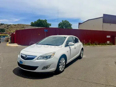 Usado Opel Astra Cosmo 115 CV (84 kW) 2010 Blanco Berlina