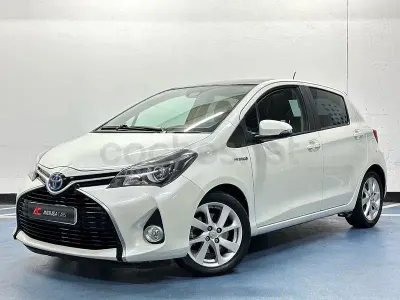 Käytetty Toyota Yaris Hybrid Advance 100 HP (73 kW) 2016 Valkoinen Sedan