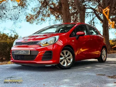 Usado Kia Rio 84 CV (61 kW) 2016 Rojo Utilitario