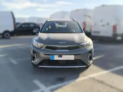 Usado Kia Stonic 120 CV (88 kW) 2023 Verde SUV