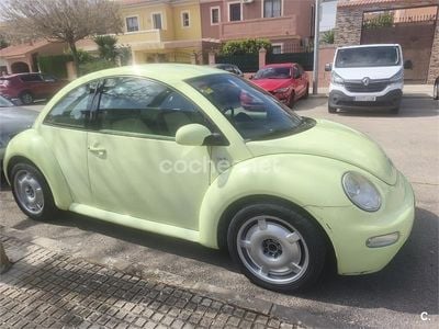 Usado VW New Beetle 90 CV (66 kW) 2002 Amarillo Utilitario