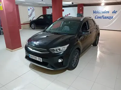 Käytetty Kia Stonic 100 HP (73 kW) 2020 Musta Katumaasturi