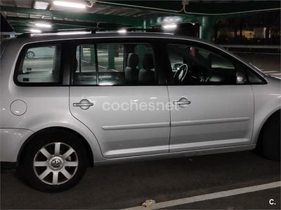 Usado VW Touran Trendline 136 CV (100 kW) 2004 Gris / plata Monovolumen