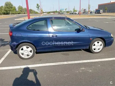 Usado Renault Mégane Coupé Dynamique 95 CV (69 kW) 2002 Azul Coupe