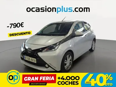 Usado Toyota Aygo X-play 69 CV (50 kW) 2018 Gris Utilitario