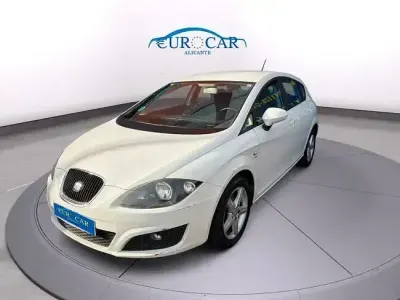 Begagnad Seat Leon Reference 105 HK (77 kW) 2011 Vit Halvkombi