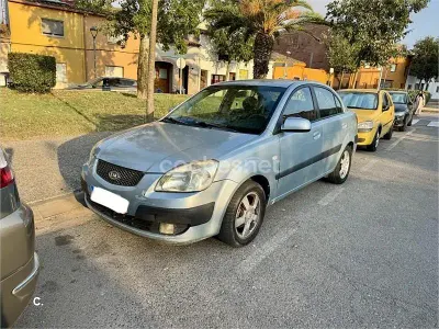 Usado Kia Rio EX 110 CV (80 kW) 2005 Gris / plata Berlina