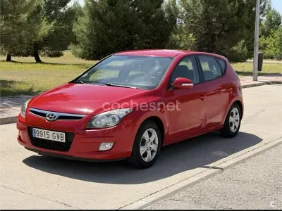 Usado Hyundai i30 Comfort 90 CV (66 kW) 2010 Rojo Berlina