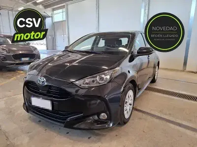 Usado Toyota Yaris Active 116 CV (85 kW) 2022 Negro Utilitario