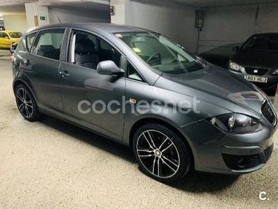 Usado Seat Altea Style 105 CV (77 kW) 2014 Gris / plata Monovolumen