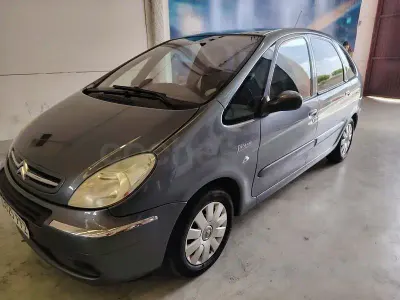 Usado Citroën Xsara Picasso Exclusive 92 CV (67 kW) 2006 Gris / plata Monovolumen