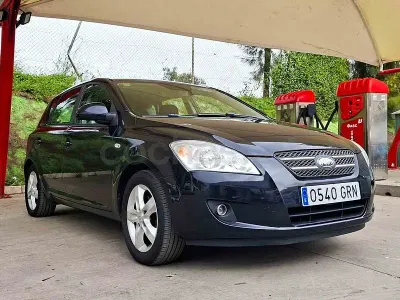 Begagnad Kia Ceed Active 122 HK (89 kW) 2009 Svart Halvkombi
